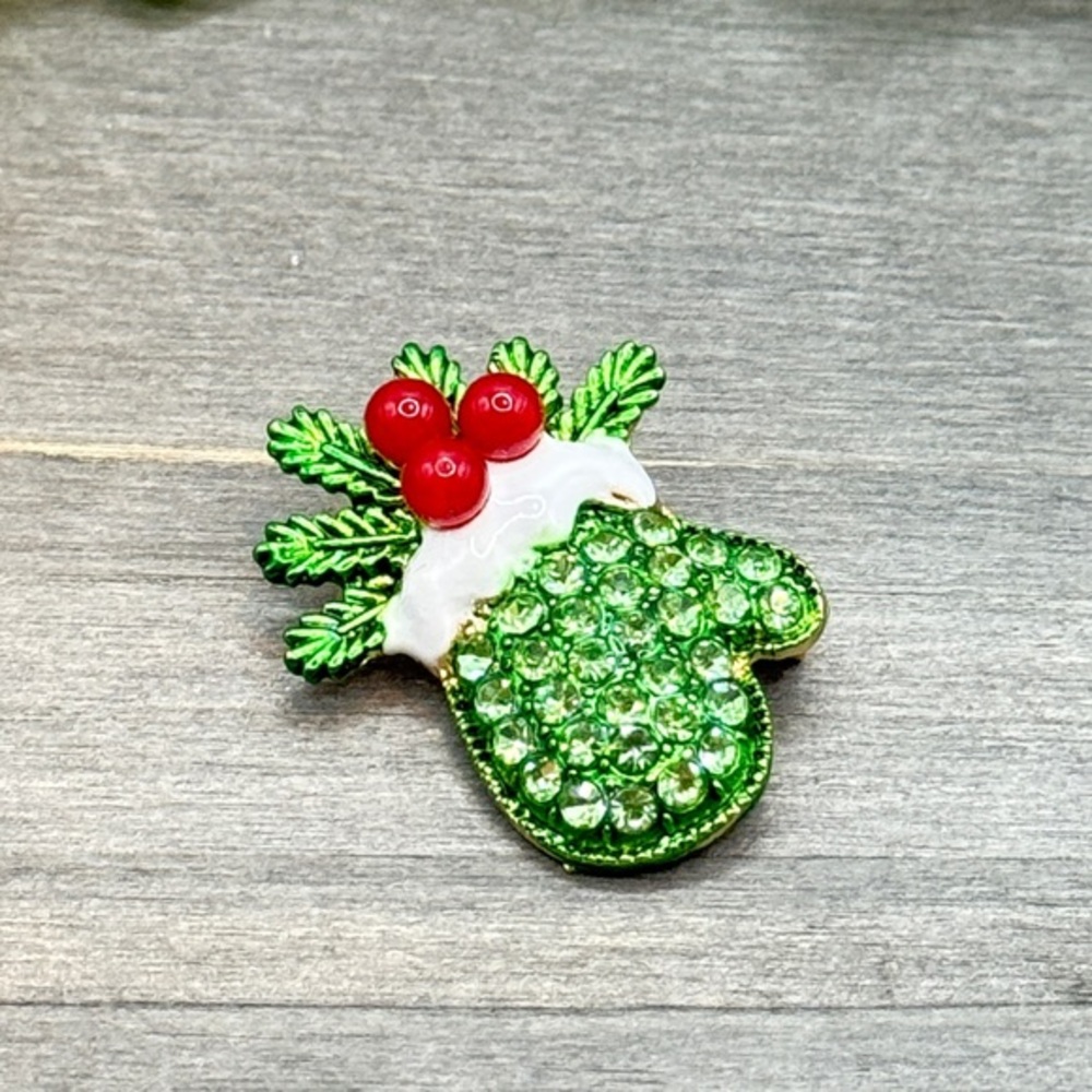🌻 3/$25 Festive Green and Red Mitten Brooch